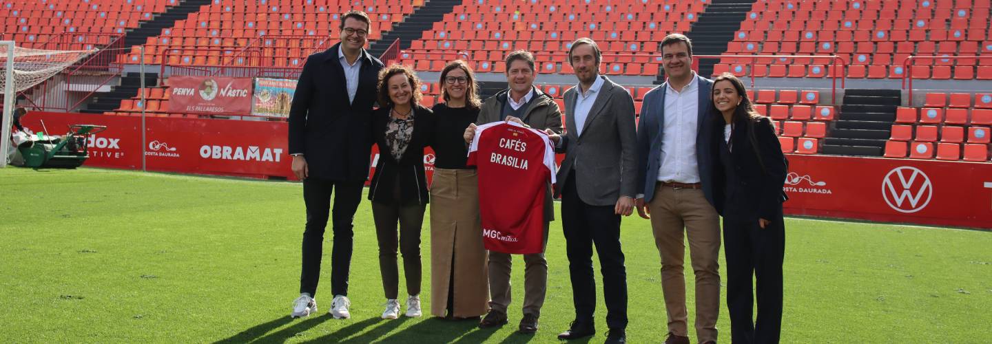 El presidente ejecutivo del Nàstic de Tarragona entrega una camiseta conmemorativa al responsable de Nestlé Professional
