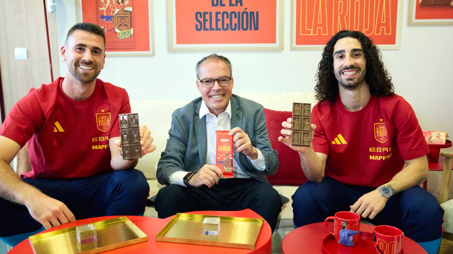 Jordi Llach junto a Cucurella y Unai Simón