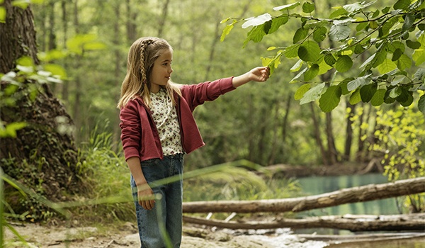 Niña en un entorno natural