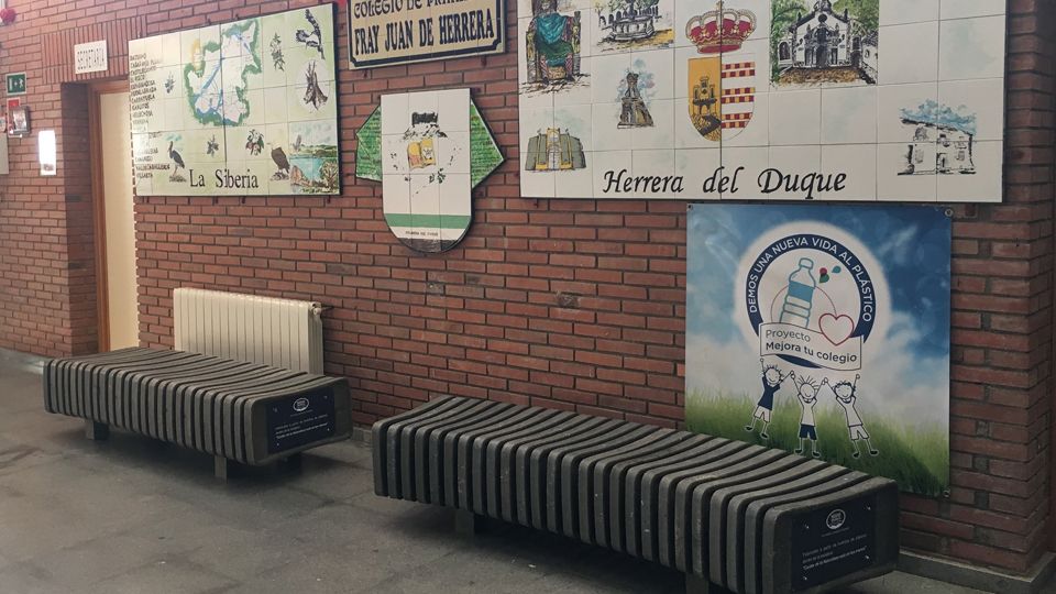 Bancos escolares fabricados con botellas recicladas