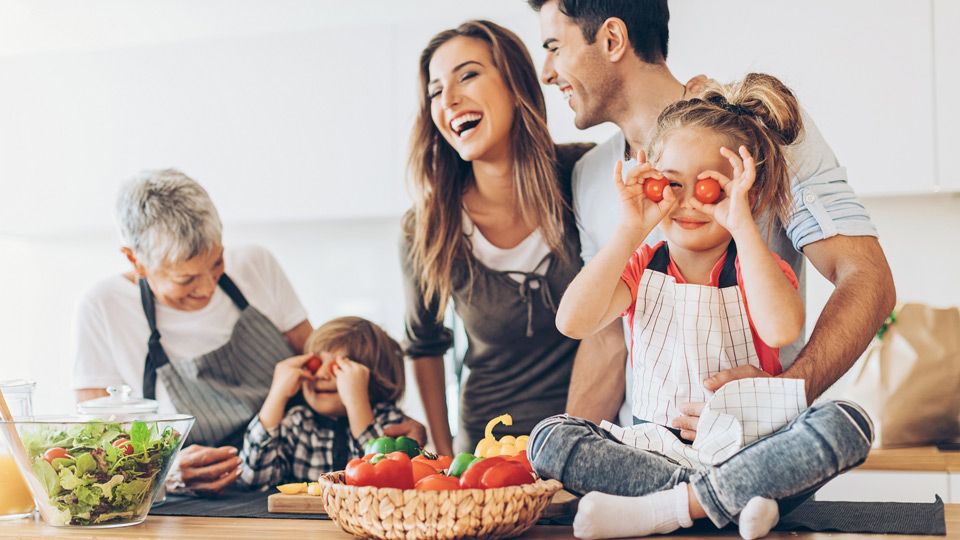 Familia con comida saludable