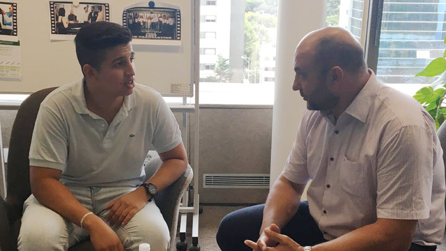 Joven estudiante junto a su tutor