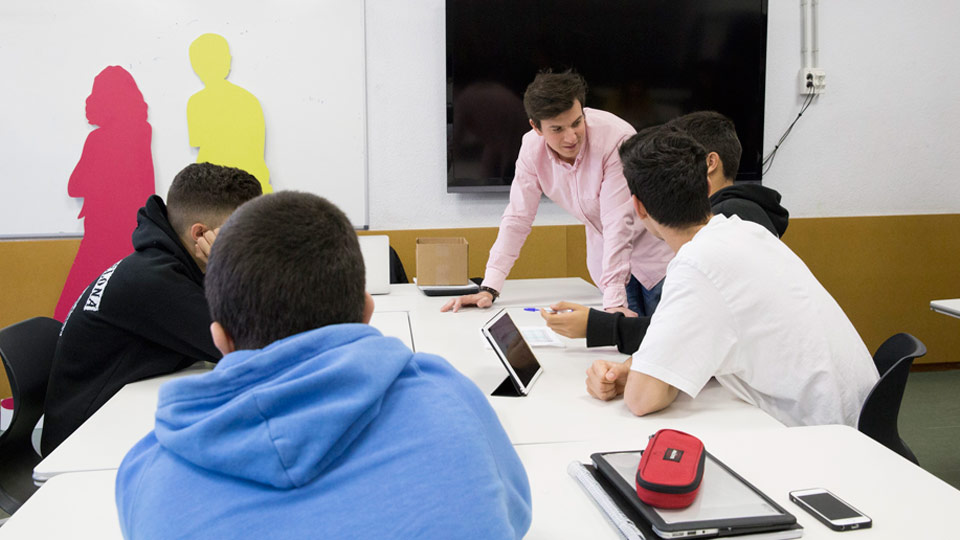 Chicos jóvenes reunidos en una sala de trabajo