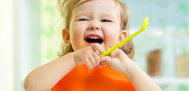 Niño comiendo