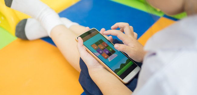 Niño usando un teléfono móvil