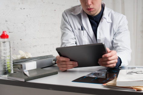 Médico leyendo informes