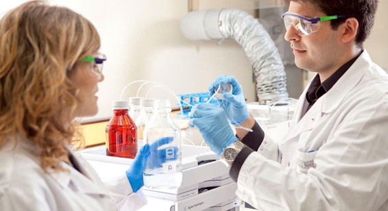 Dos científicos de Nestlé trabajando