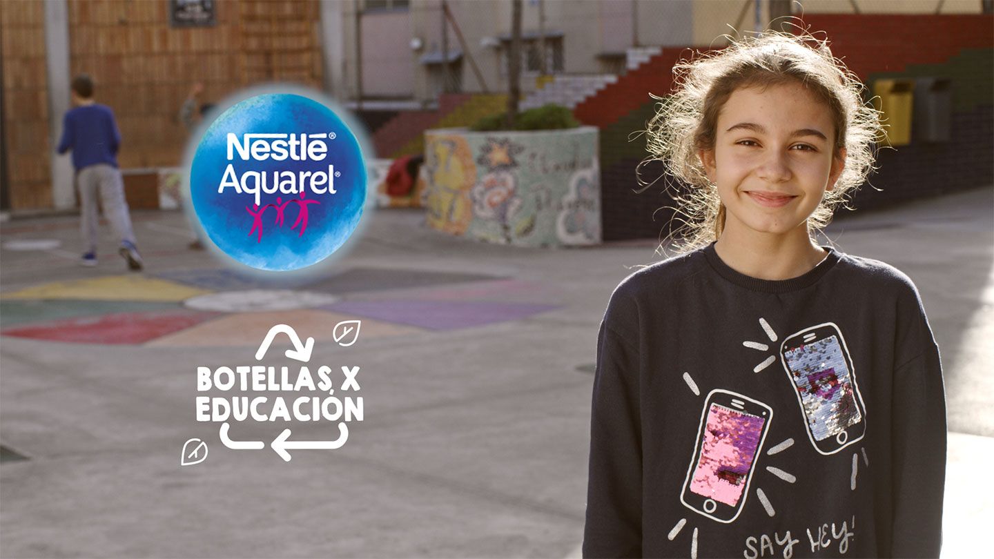 Niña en el patio de un colegio