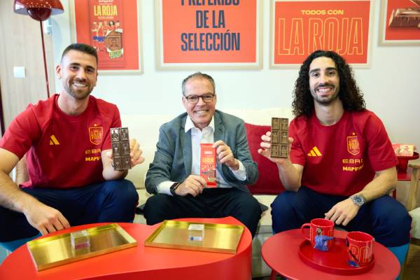 Jordi Llach junto a Cucurella y Unai Simón