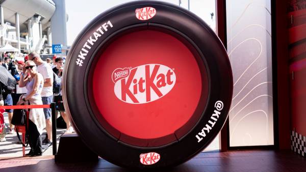 Neumático gigante decorativo de KitKat en la Fan Zone de Fórmula 1
