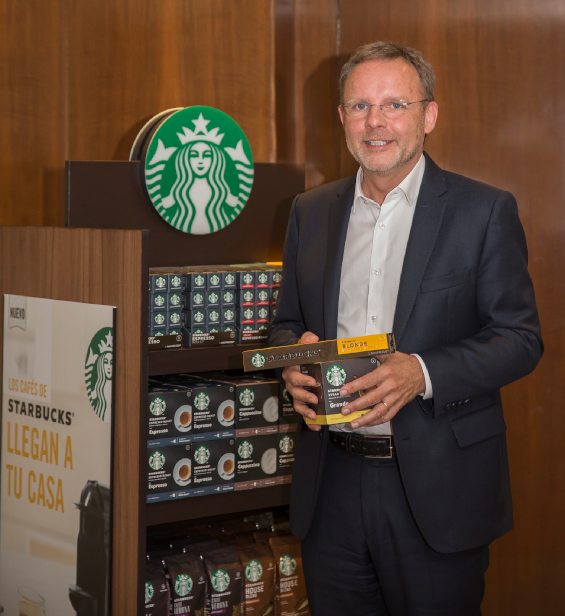 Jacques Reber junto a productos de Starbucks
