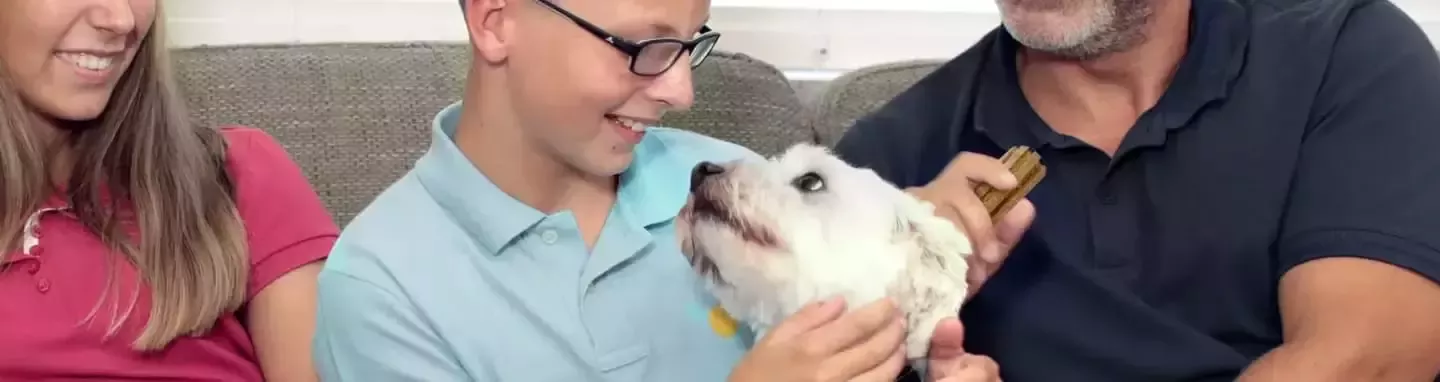 Familia alimentando perro