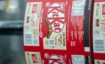 Embolcall de paper de KitKat en producció