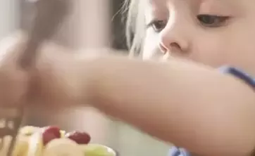 Niña comiendo un pastel