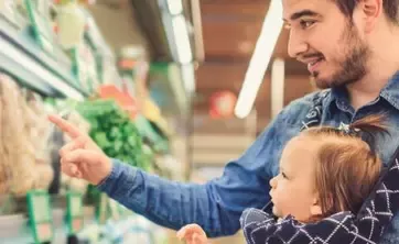 Persona comprando en un supermercado
