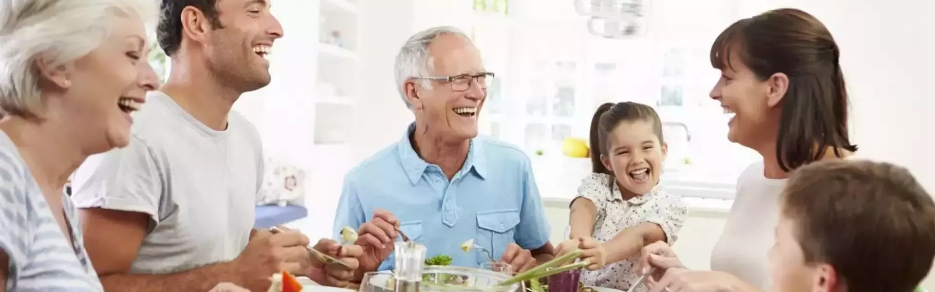 Familia comiendo junta