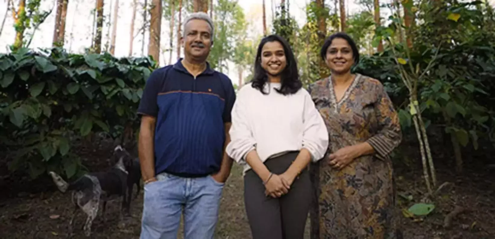 Familia con un perro de pie en el bosque
