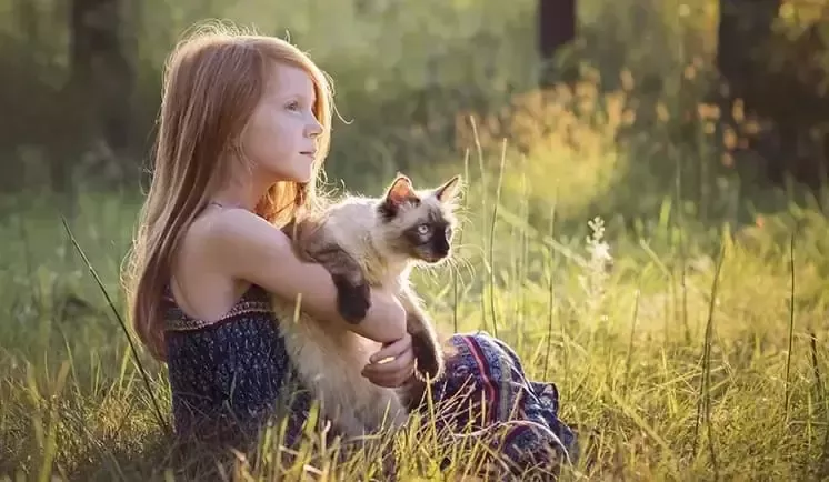 Chica con gato