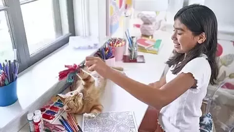 Chica jugando con gato