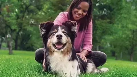 Mujer con un perro