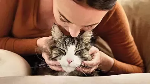 Mujer abrazando a un gato