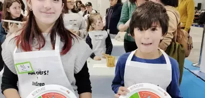 Niños haciendo una actividad sobre alimentación saludable con Nutriplato