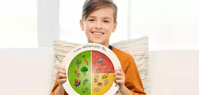 Niño sujetando el plato Nutriplato