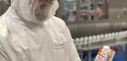 Trabajador de una fábrica Nestlé