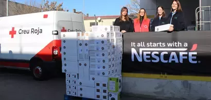 Camión de Cruz Roja cargando cajas de NESCAFÉ Dolce Gusto