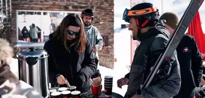 Nescafé 3en1 reconforta a los esquiadores con café gratis