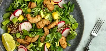 Ensalada de bocaditos braseados con quinoa y mango
