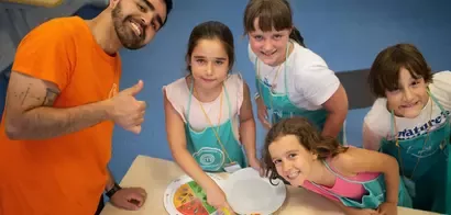 Niños con el Nutriplato en el campamento de verano de Masterchef