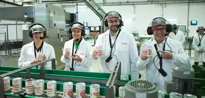 Fábrica de las autoridades y personal Nestlé con la lata Litoral