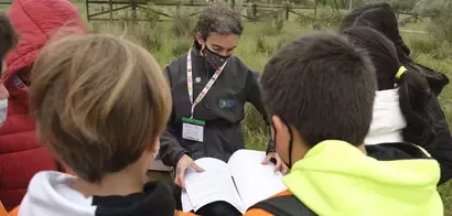 Niños realizando una actividad medioambiental