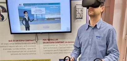 Hombre en una formación de Realidad Virtual
