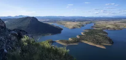 Paisaje de mar y montaña