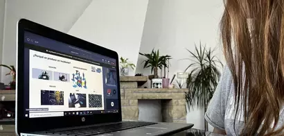 Chica atendiendo a una formación de Nestlé