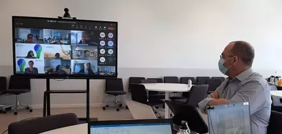 Trabajador de Nestlé en una reunión para un proyecto digital