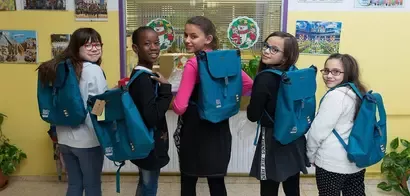 Nestlé dona mochilas fabricadas con botellas de plástico recicladas a niños en riesgo de exclusión social 