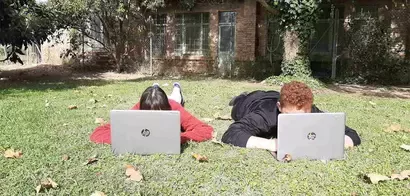 Chicos trabajando en el ordenador