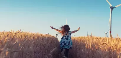 Chica en un campo