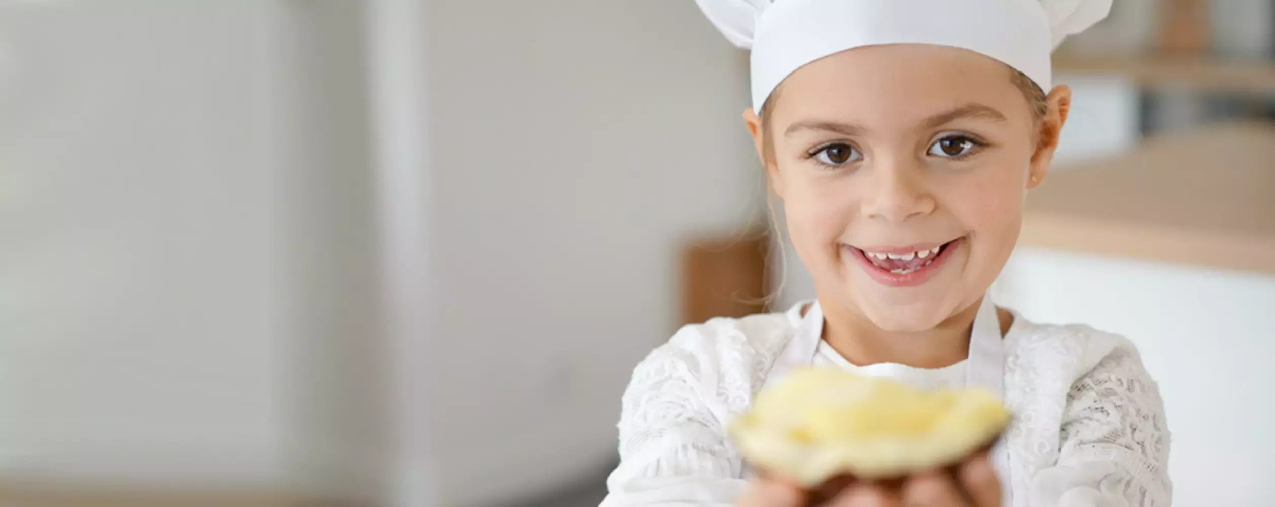 Niña enseñando que ha hecho de comer