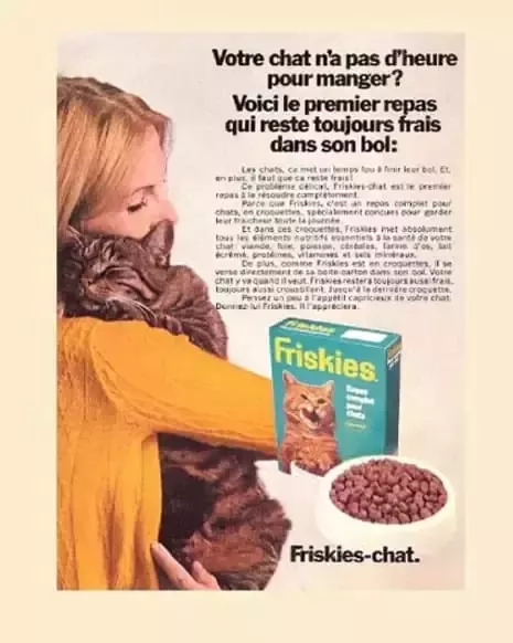 Mujer abrazando gato