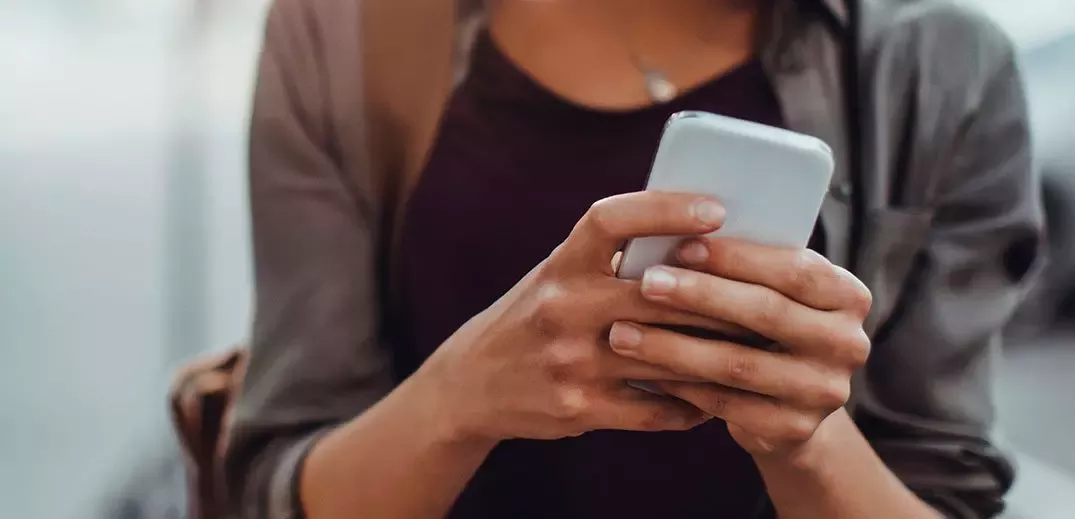 Dona amb un telèfon mòbil