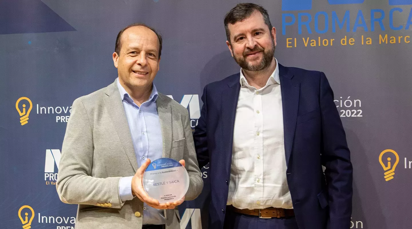 Alberto Vega, responsable de Relaciones Institucionales de Nestlé España (izq.) recogió el galardón a la categoría de Sostenibilidad de la mano del director de I+D+i de FIAB, Eduardo Cotillas (dcha.)