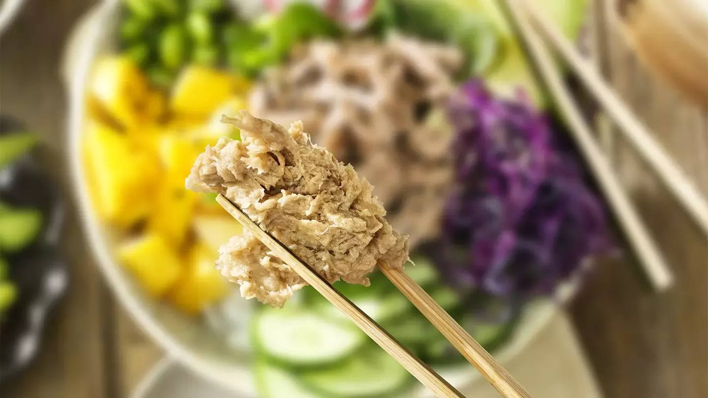 Ensalada elaborada con VUNA, la alternativa 100% vegetal al atún en conserva