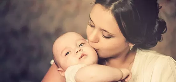 Madre amamantando a su bebé