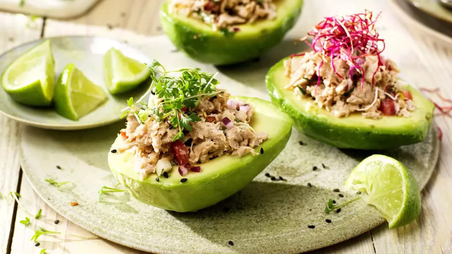 Aguacates rellenos con Vuna, la alternativa 100 % vegetal al atún en conserva de Garden Gourmet