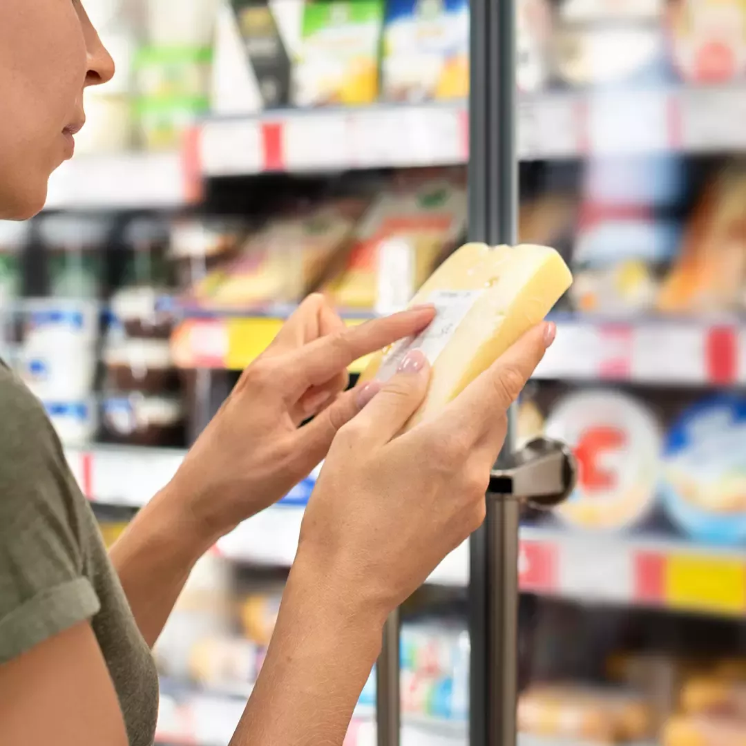 Chica leyendo información nutricional producto