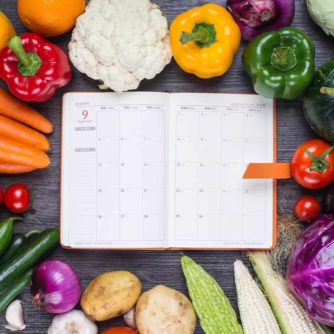Calendario rodeado de frutas y hortalizas